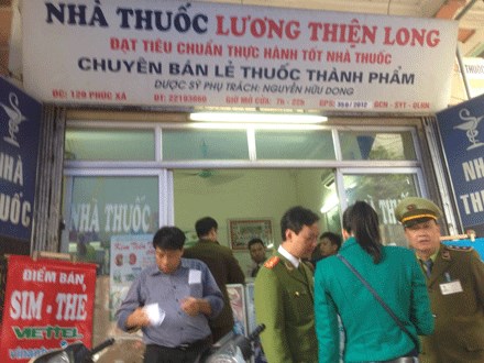 Hà Nội thu giữ hàng trăm loại thuốc hết hạn sử dụng nhưng vẫn được bày bán công khai tại một số hiệu thuốc. (Thời sự đêm 09/01/2016)